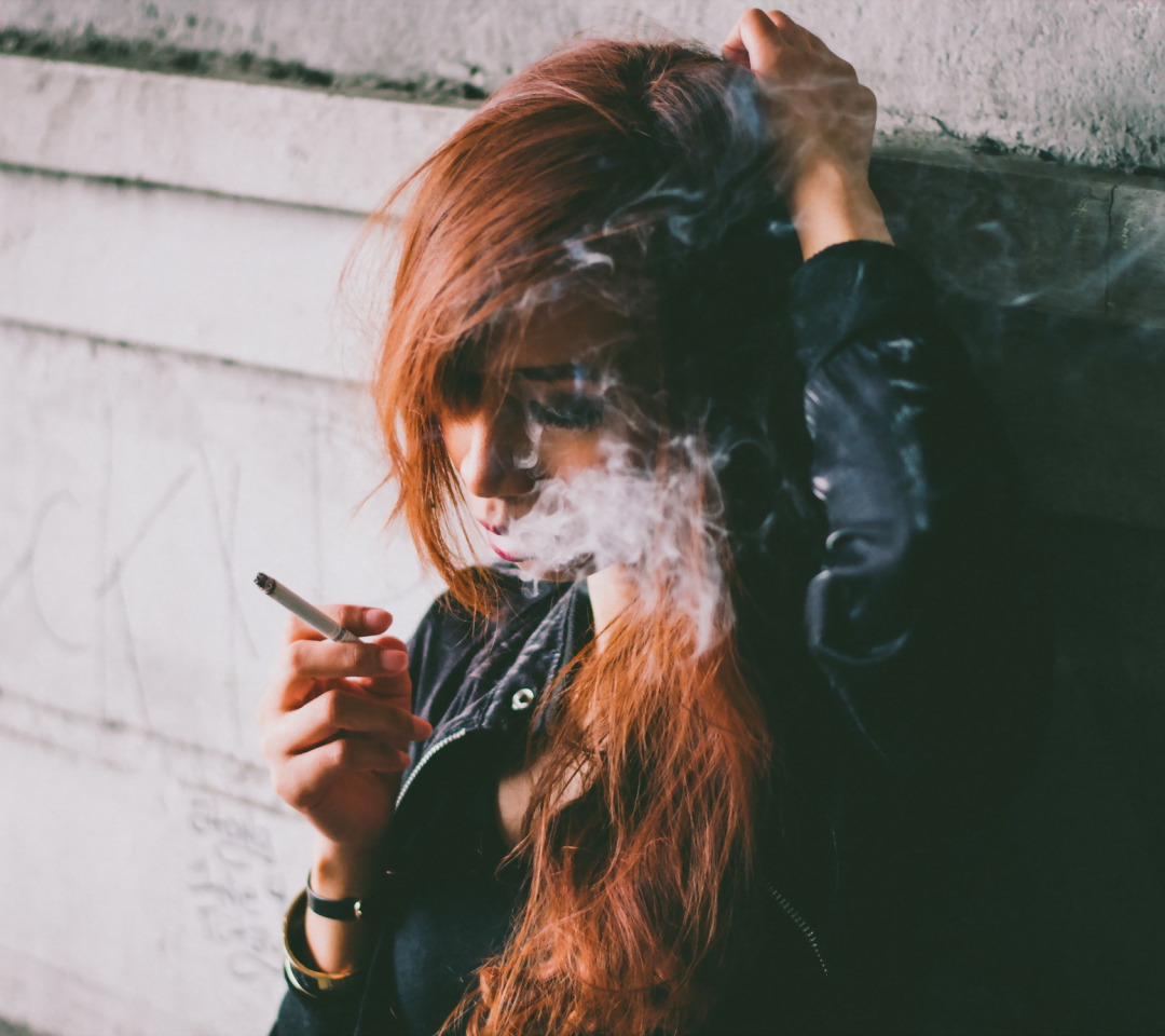 Дым сигарет минус. Рыжая курит. Рыжая девушка в дыму сигареты. Рыжая с сигаретой. Рыжая девушка курит.