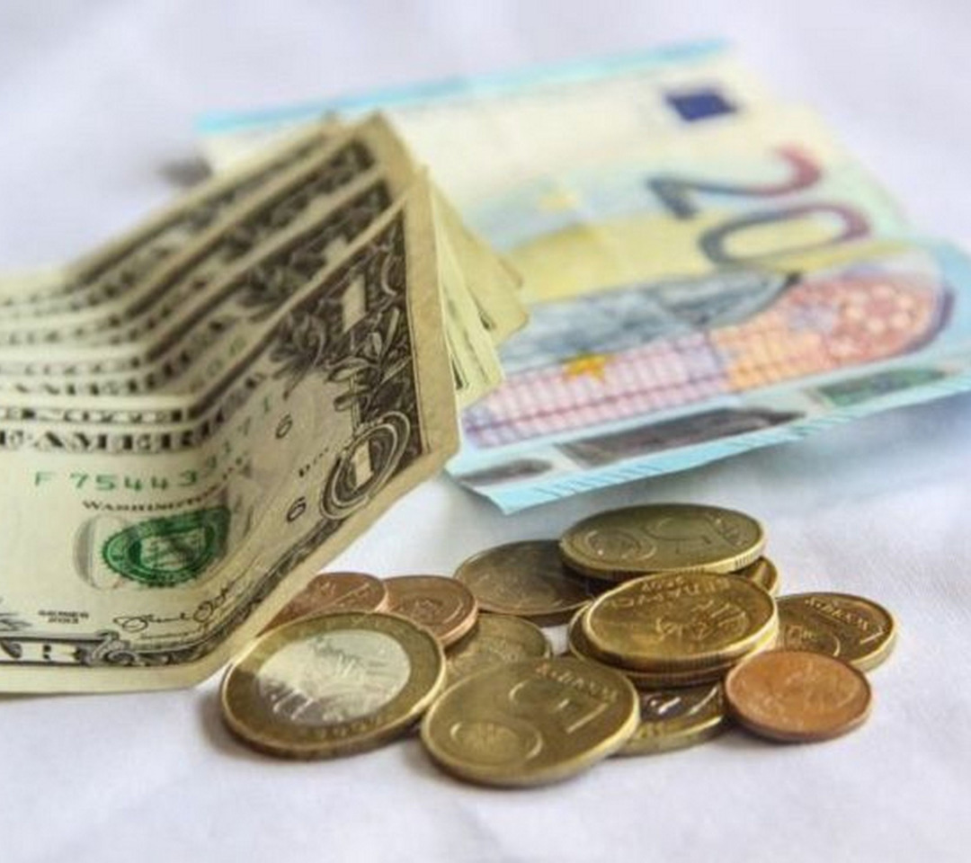 Купюра на столе. Деньги. Деньги евро. Обои деньги. Деньги на столе.