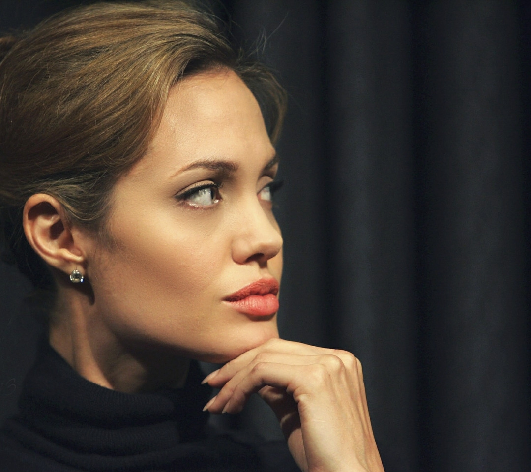 Гениальные актрисы. Анджелина Джоли профиль. Анджелина Джоли 2022. Анджелина Джоли профиль лица. Скулы Анджелины Джоли.