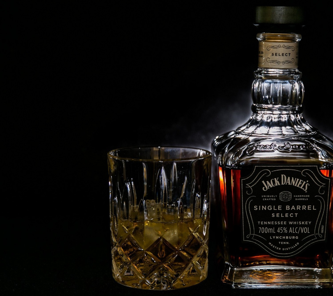 Стаканы jack daniel's. Виски Джек Дэниэлс со льдом. Стаканы для виски Джек Дэниэлс. Виски Джек Дэниэлс с бокалами. Бутылка виски во льду.