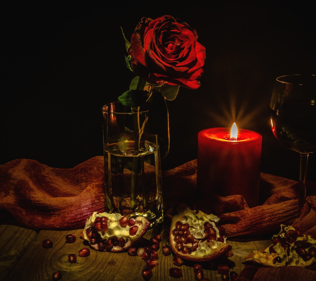 на столе вино и свечи догорают в тишине