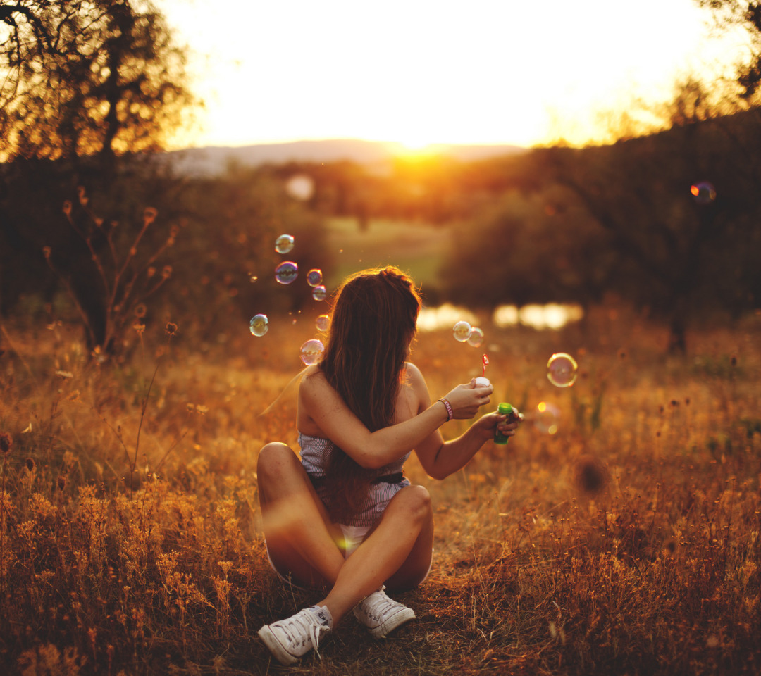 Девушка летним вечером. Девушка с мыльными пузырями. Фотосессия девушка с мыльными пузырями. Фотосессия с мыльными пузырями на природе. Девушка пускает мыльные пузыри.