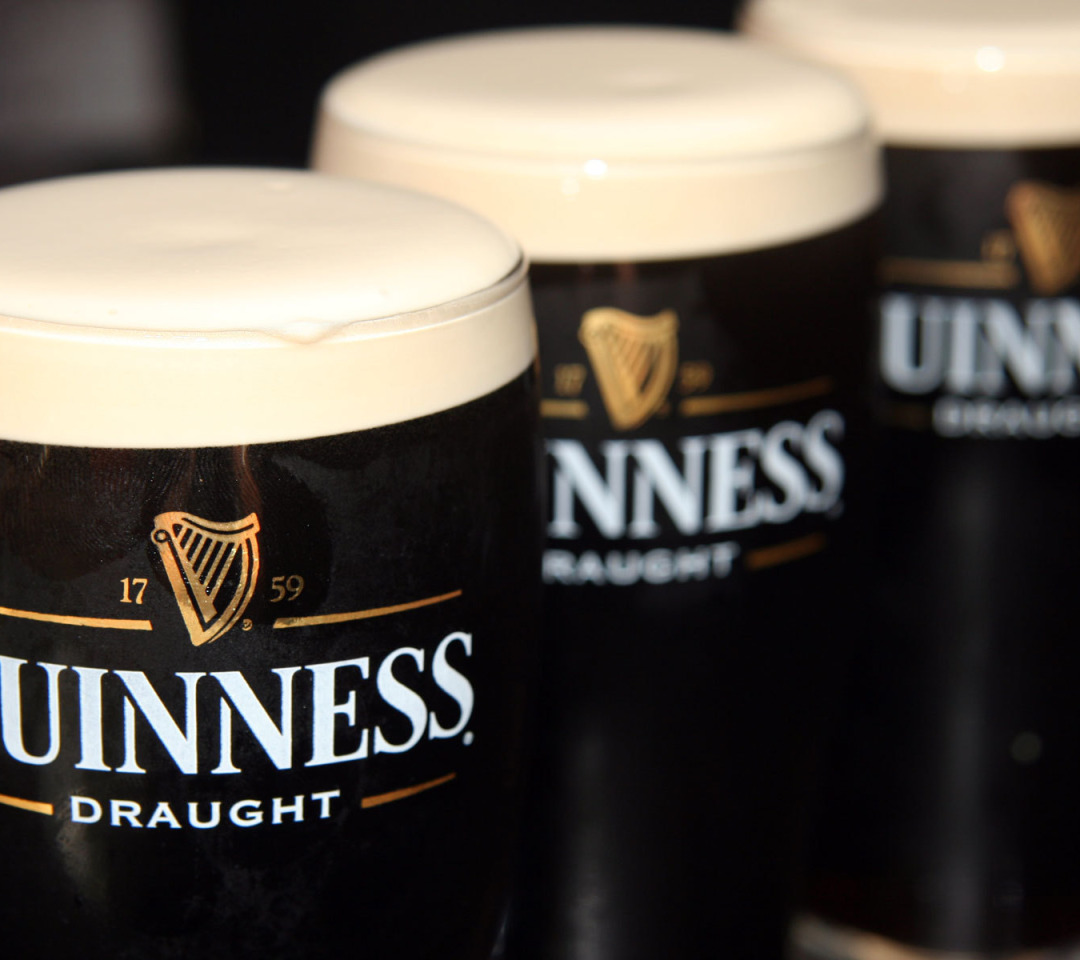 Как пить пиво гиннес. Гиннесс пиво. Гиннесс обои. Guinness Санкт-Петербург. Пивоварня Гиннесс Ирландия.