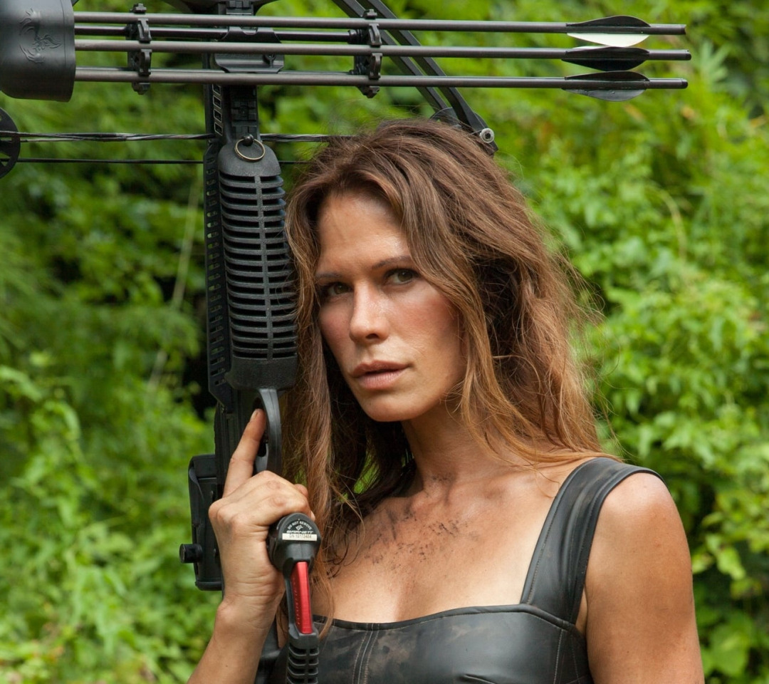 Скачать обои лес, поза, Rhona Mitra, арбалет, Sofia, Рона Митра, Hard  Target 2, Трудная мишень 2, раздел фильмы в разрешении 1080x960