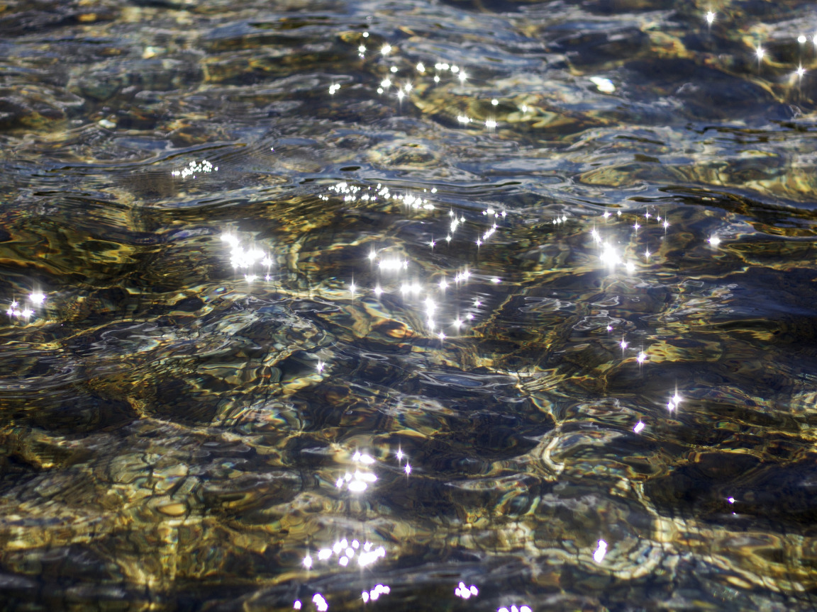 В прозрачной воде снуют шустрые. Блики на воде текстура. Свет прозрачная вода. Блики света на воде. Прозрачность воды.