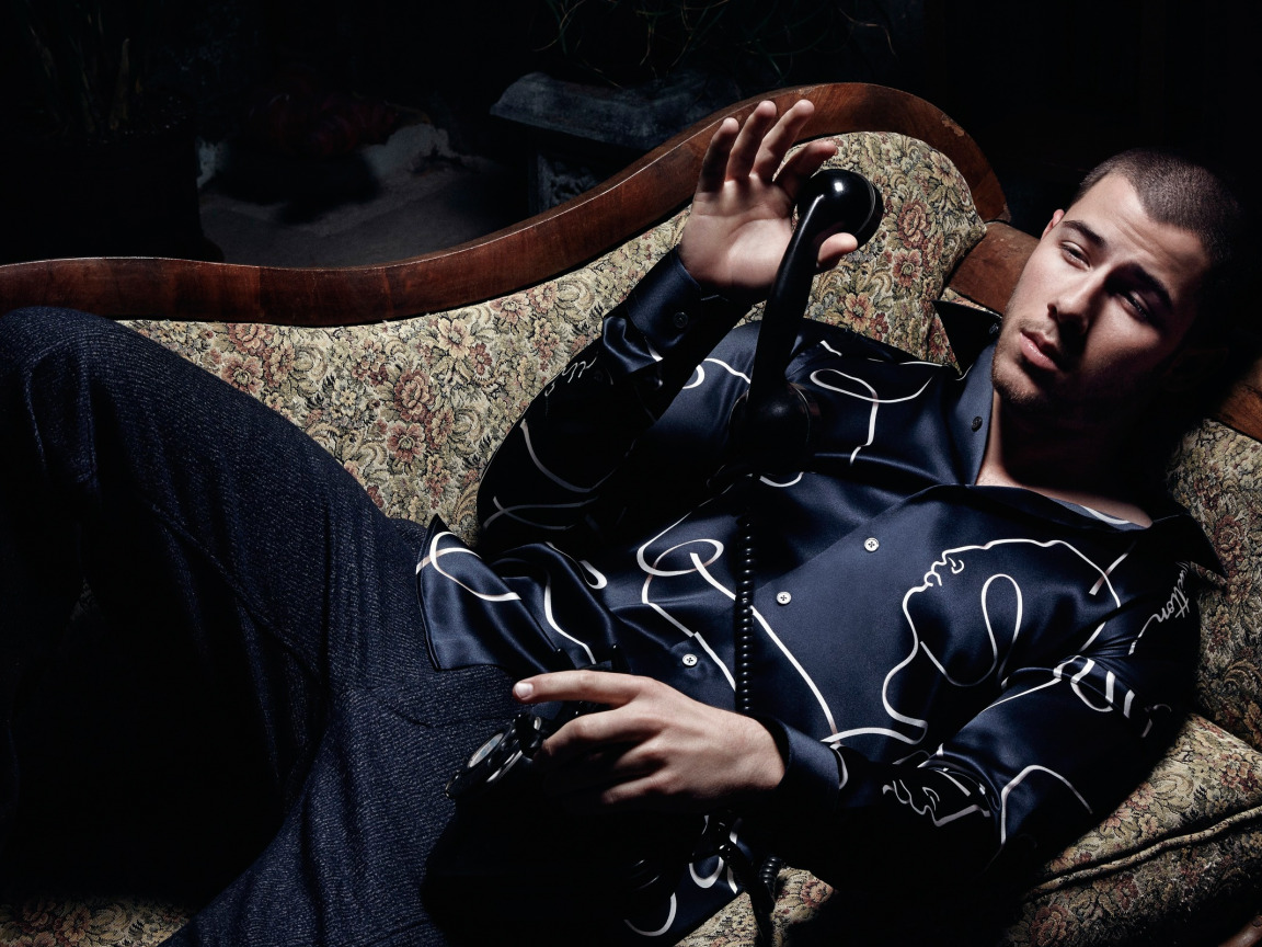 Скачать обои трубка, лежит, телефон, на диване, фотосессия, Essential  Homme, Nick Jonas, Ник Джонас, раздел мужчины в разрешении 1152x864