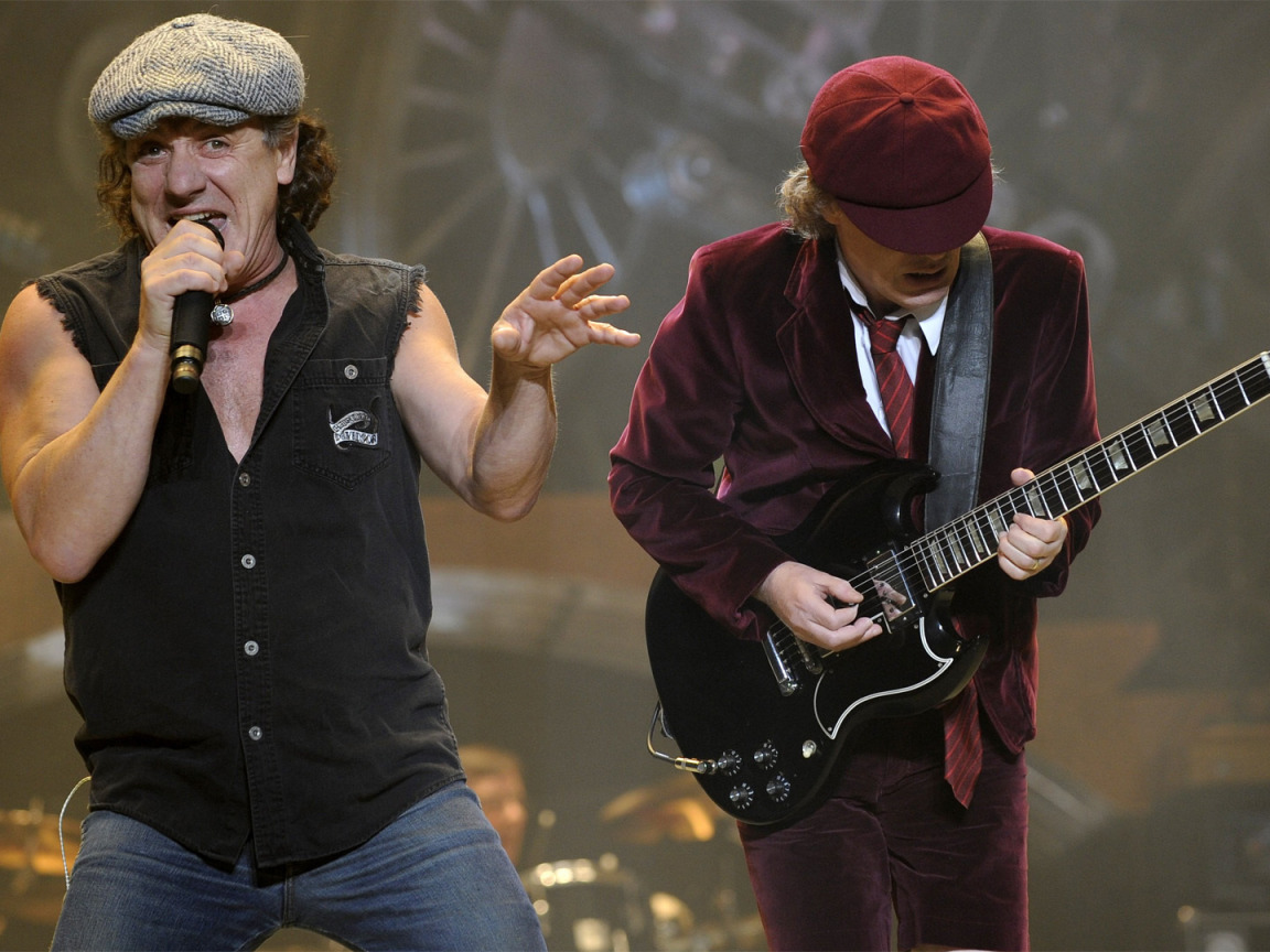 Песни диси слушать. Брайан Джонсон AC/DC молодой. Солист группы ИСИ ДИСИ. AC DC Angus young 1990. Брайан Джонсон 1985.