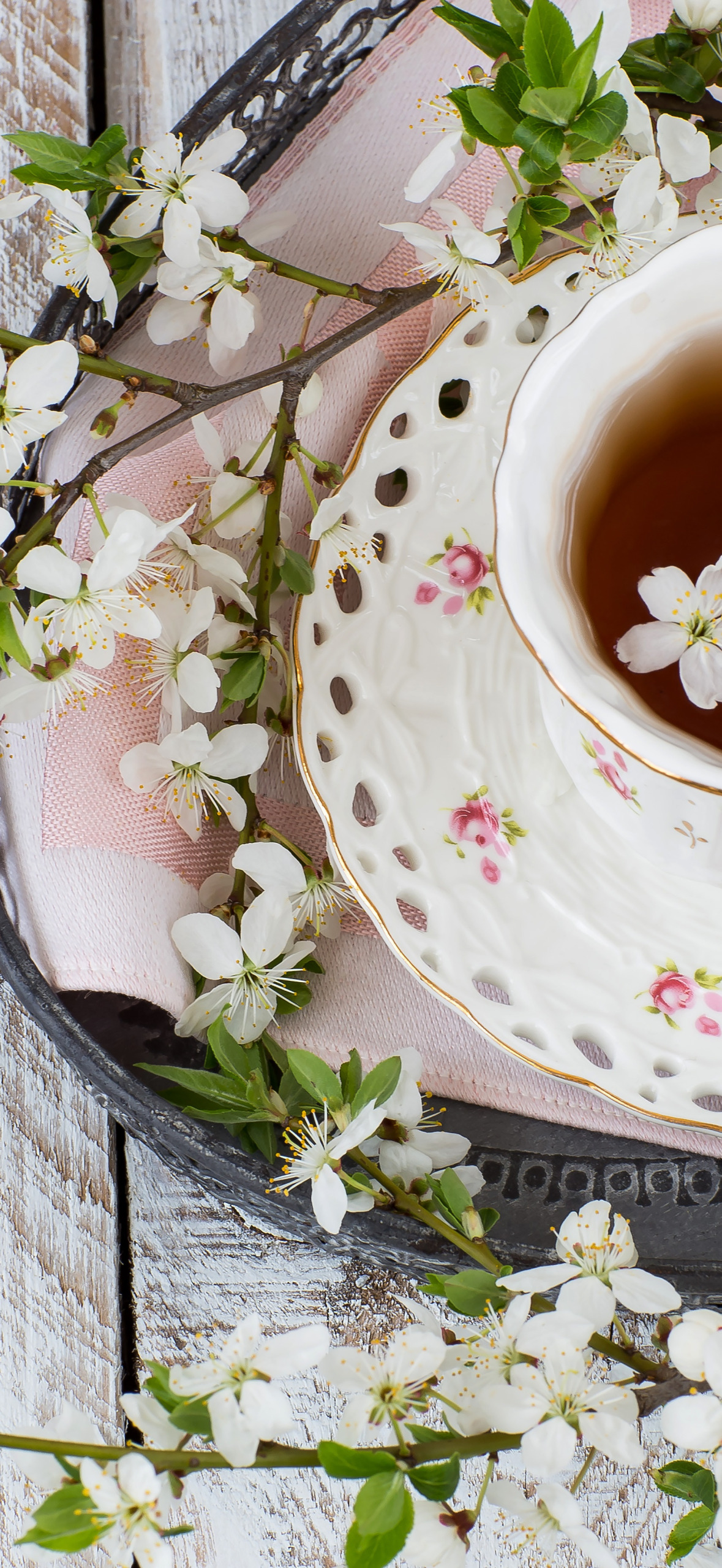Доброе весеннее утро с чаем. Чай с цветами. Весенний чай. Красивые цветы в чашке. Кружка чая и цветы.