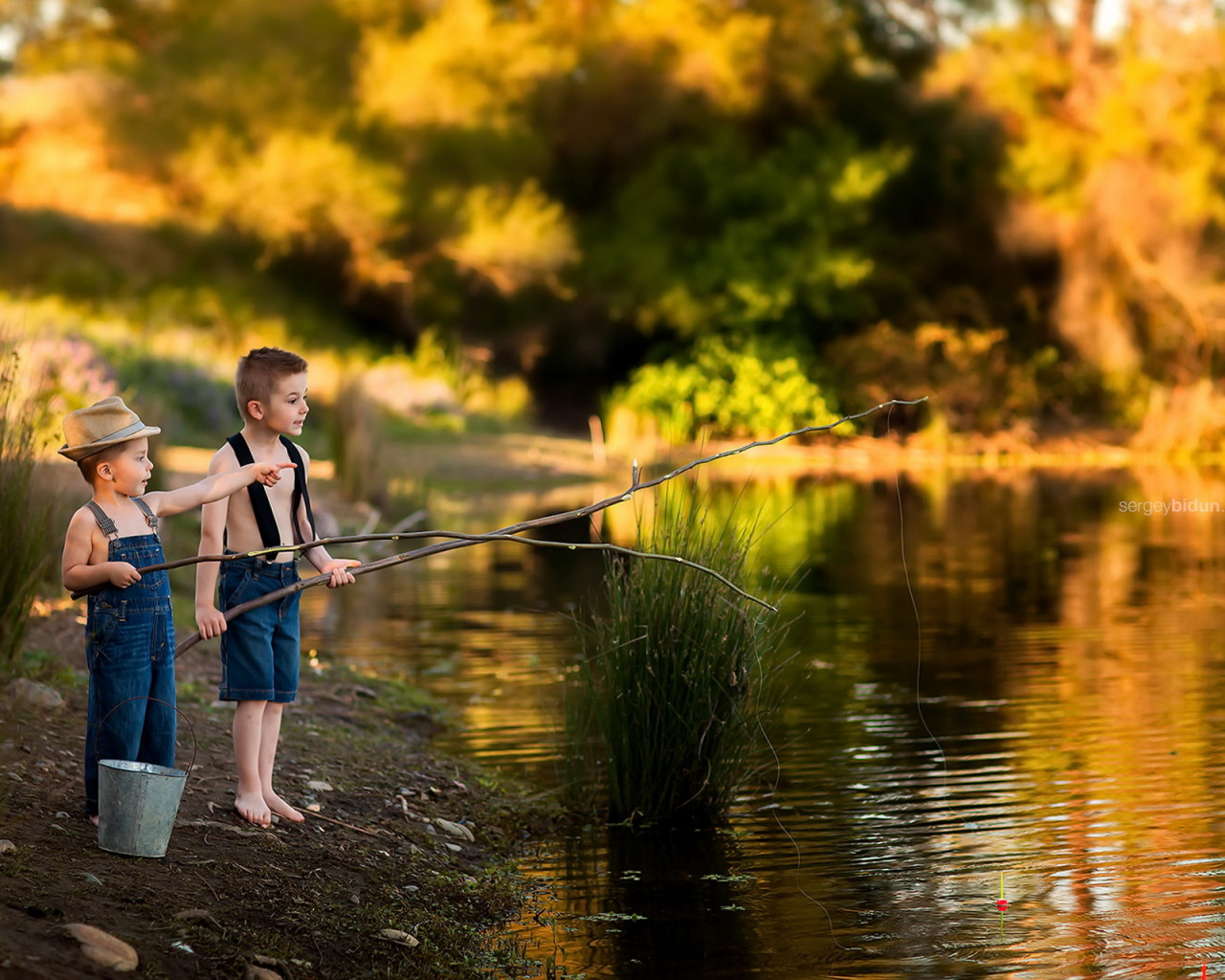 Подружка речка. Дети на берегу реки. Дети ловят рыбу. Мальчик Рыбак. Дети и природа.