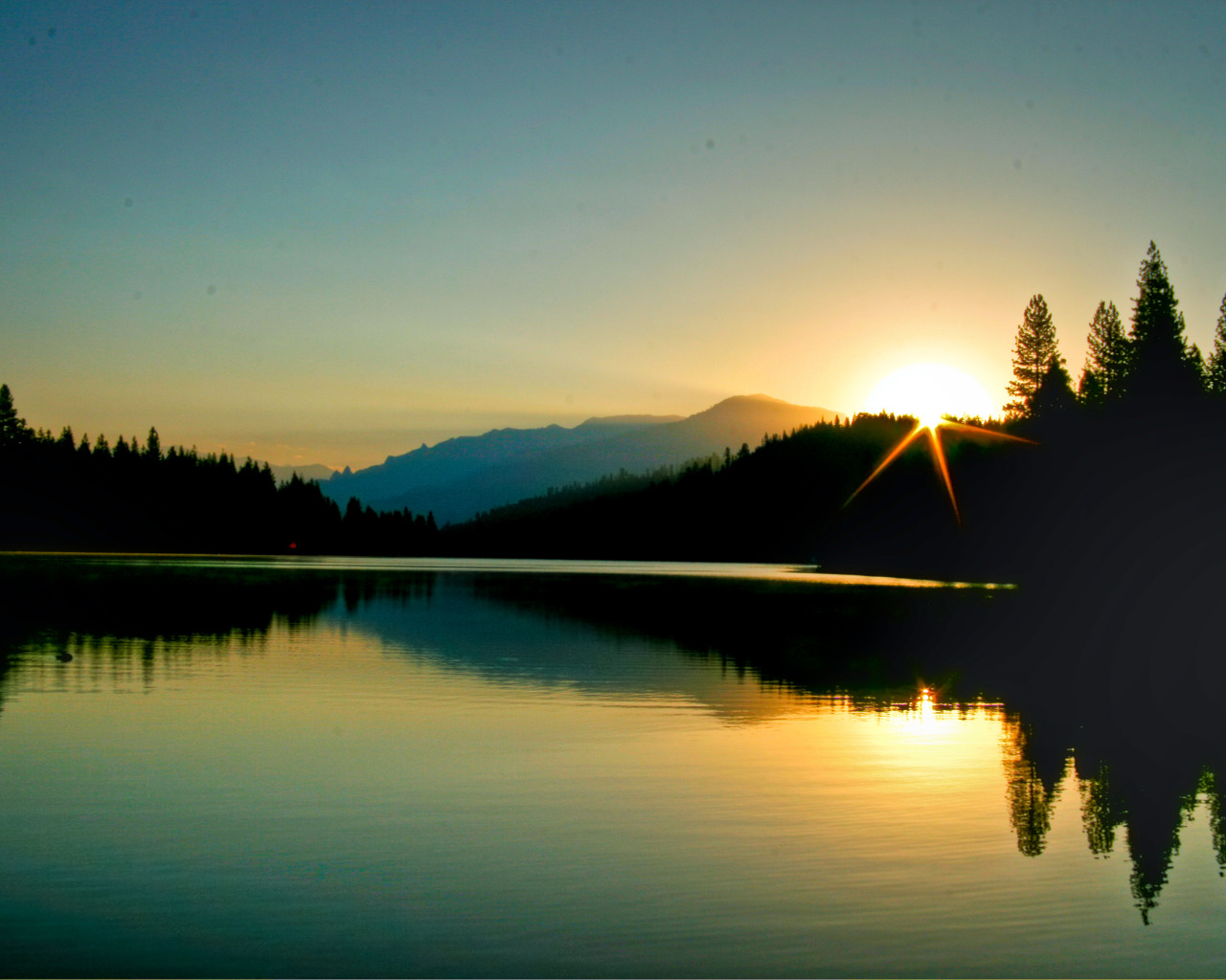 Закат на озере. Рассвет на Горном озере. Спокойный пейзаж. Озеро в лесу. 1280 х 1024 разрешение