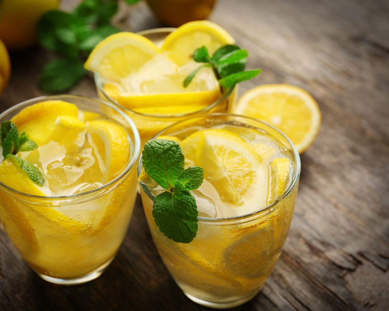 Домашний лимонад рецепт из лимонов и мяты. Лимонад цитрус мята. Лимонный Мохито. Лимончелло фисташковое. Лимончелло Ингредиенты.