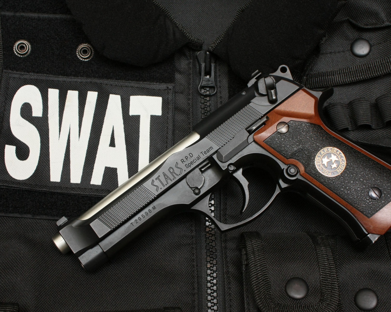 SWAT Pistol. Полицейский пистолет США Т 3. Бригада пистолет стол. Картинка полицейского с пистолетом.