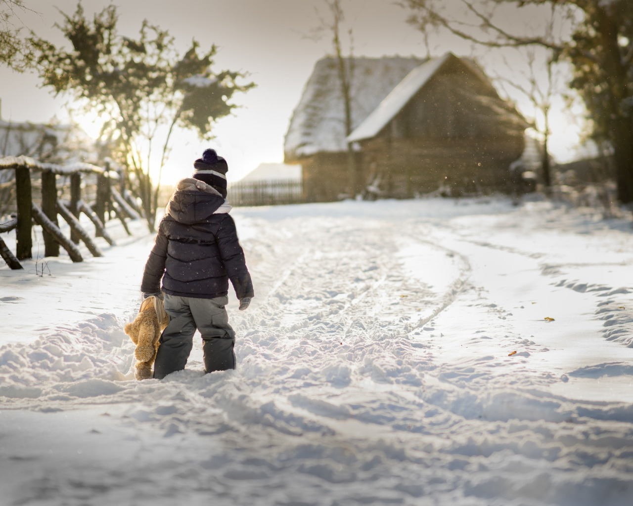 Мальчик пришедший из деревни. Дети зимой. Дети зимой в деревне. Дети в снегу. Маленький мальчик зимой.