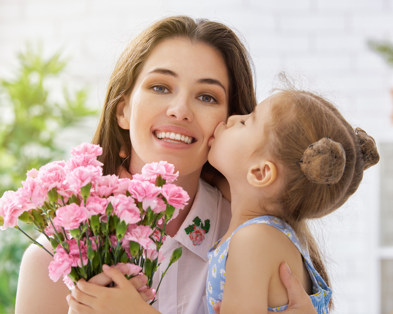 Мама и дочка. Красивая мама с ребенком. Ребенок дарит цветы маме. Цветы для мамы. Мы мамины цветочки дочки