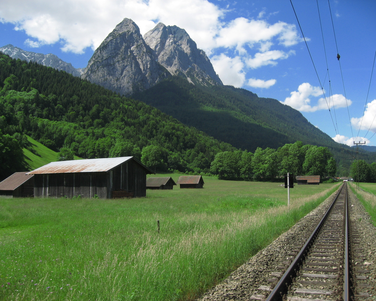 дорога, лес, небо, трава, облака, деревья, пейзаж, горы
