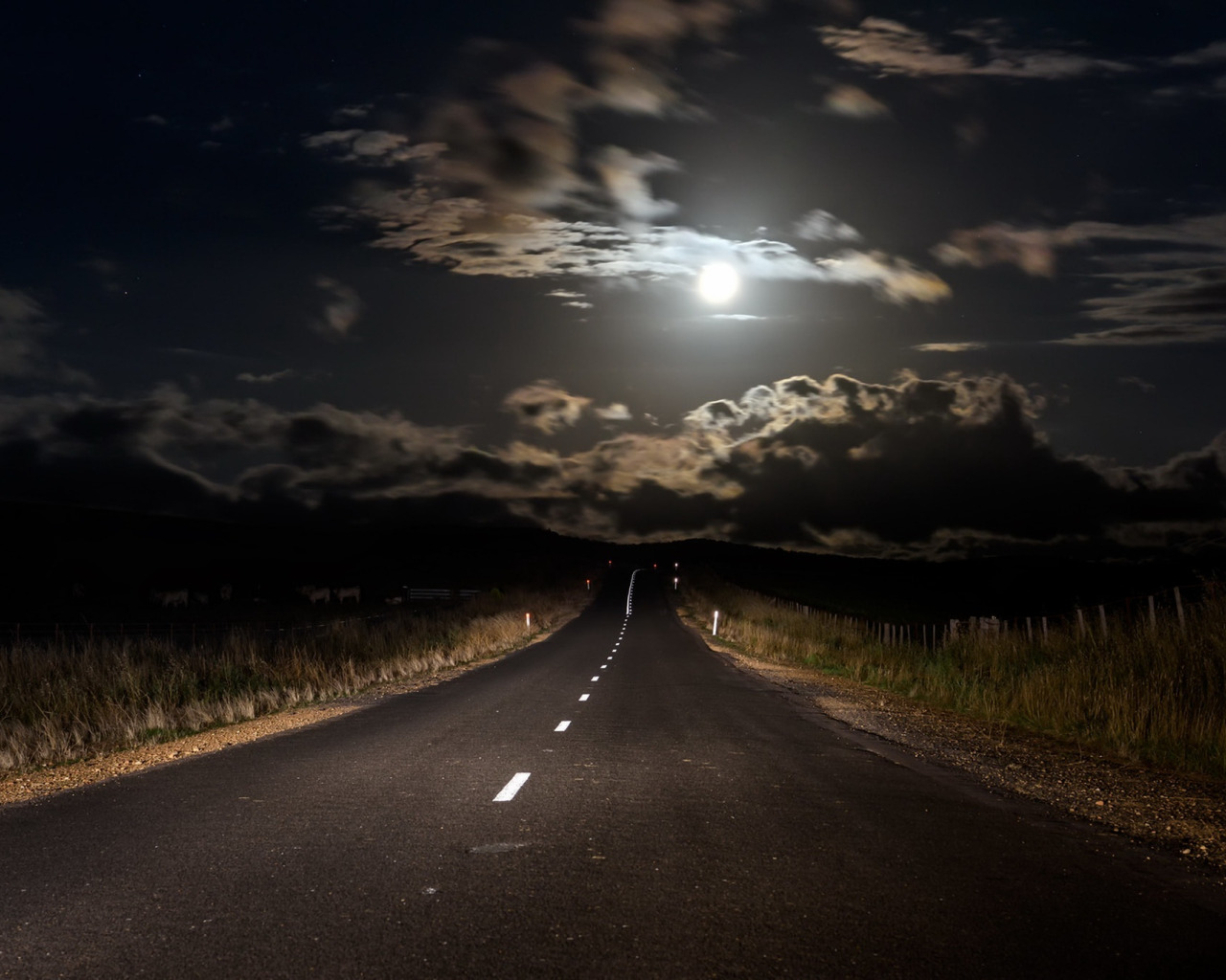 Долгая дорога и луна. Ночная дорога. Трасса ночью. Красивая ночная дорога. Темная дорога.