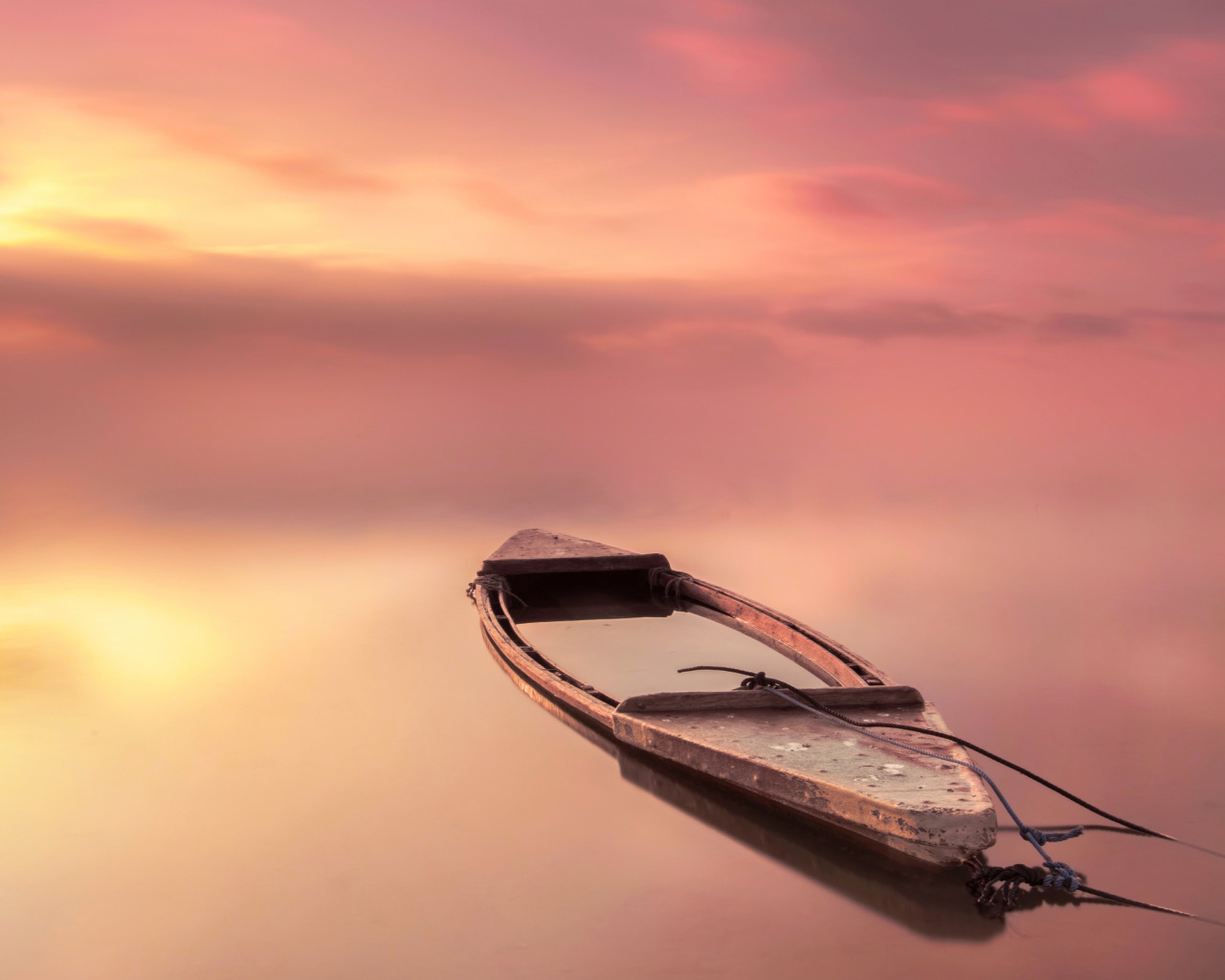 The boat. Лодка. Лодка посреди океана. Лодка в бушующем море. Лодка с видом по углом.