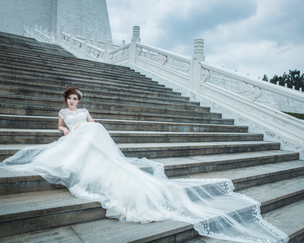 Невеста 24 года. Фотосессия в белом платье. Невеста на лестнице. Невесты в свадебных платьях. Фотосессия в свадебном платье.