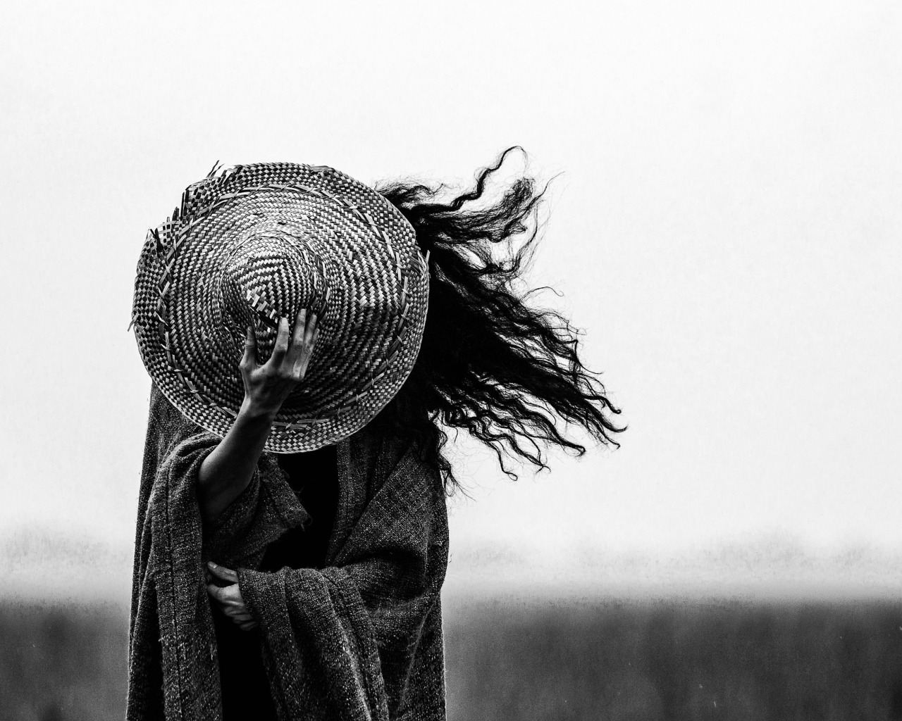 Запутался ветер. Необычные черно белые. Фотоискусство. Девушка в шляпе.