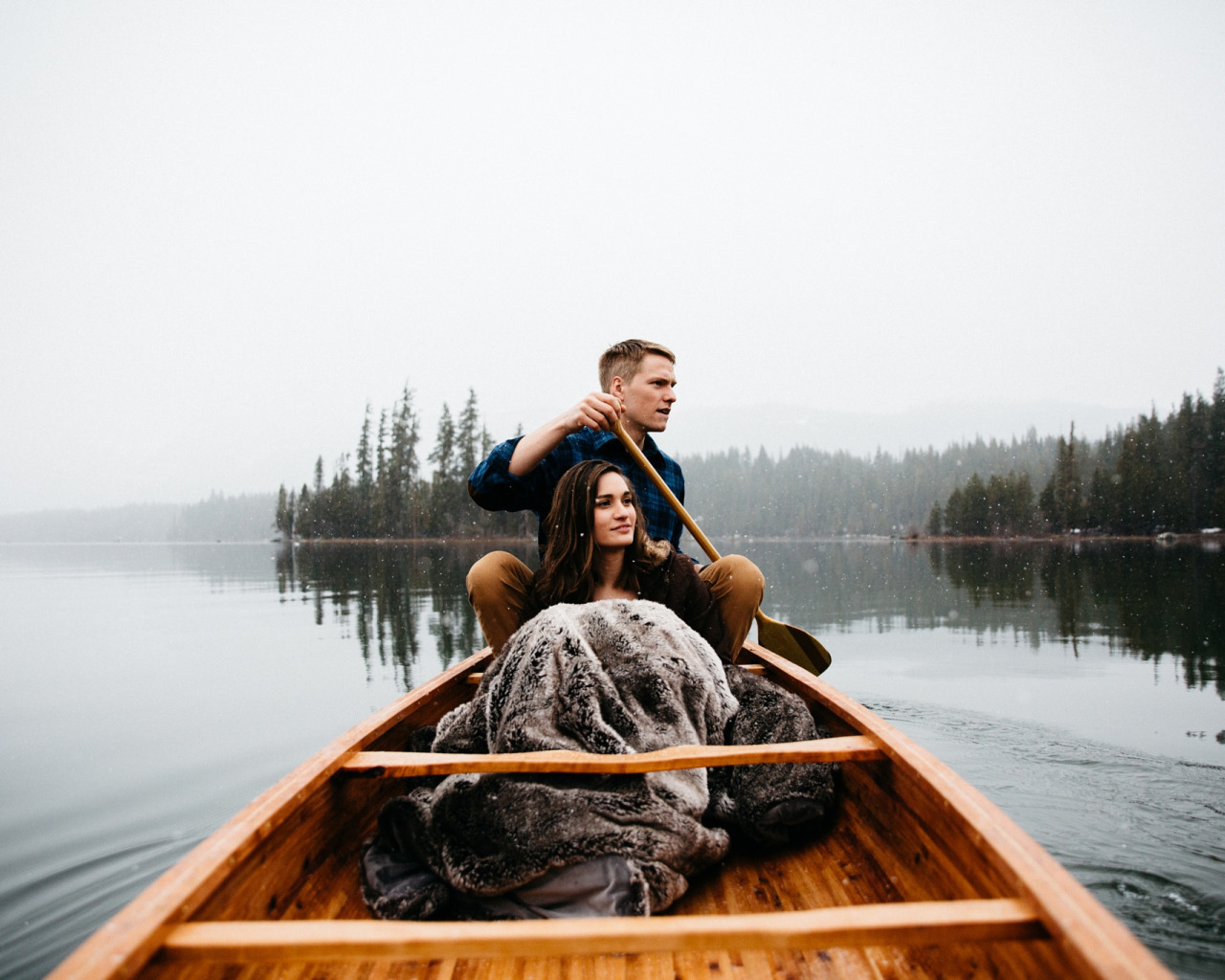 Двое в лодке песня. Фотосессия в лодке. Двое в лодке. Девушка в лодке. Девушка в лодке на озере.