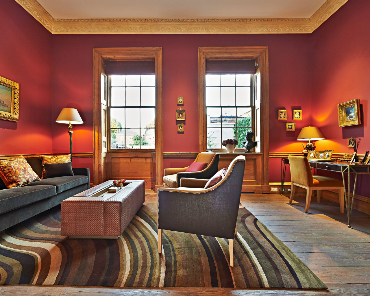 интерьер в контрастных цветах. яркие цвета в интерьере. терракотовый цвет в интерьере спальни. красные стены в интерьере. желто оранжевый интерьер.