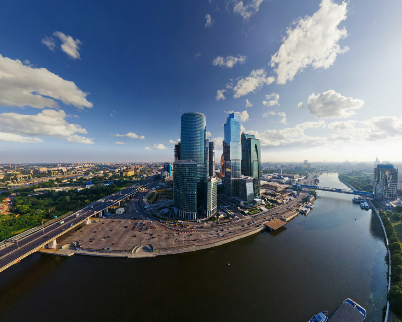 Москоу Сити река Москва. Москоу - Сити, небоскребы, река.. Москва Сити вид с реки. Москоу Сити панорама. Ниже чем в других городах