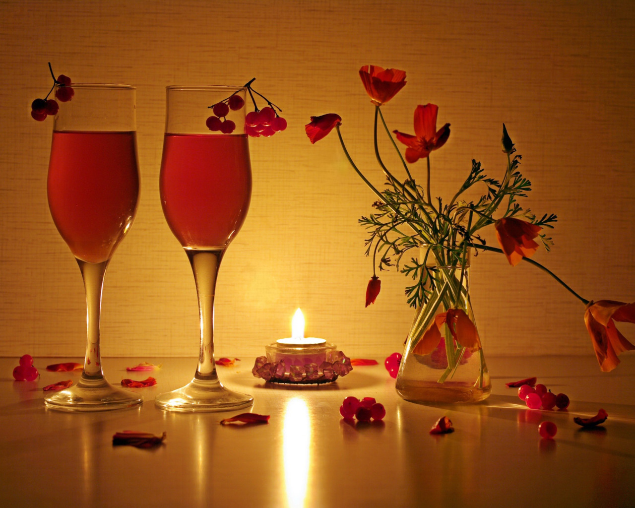 Добрый вечер свечи. Романтический натюрморт. Цветы в бокале. Свечи, цветы и вино. Добрый вечер свечи и бокалы.