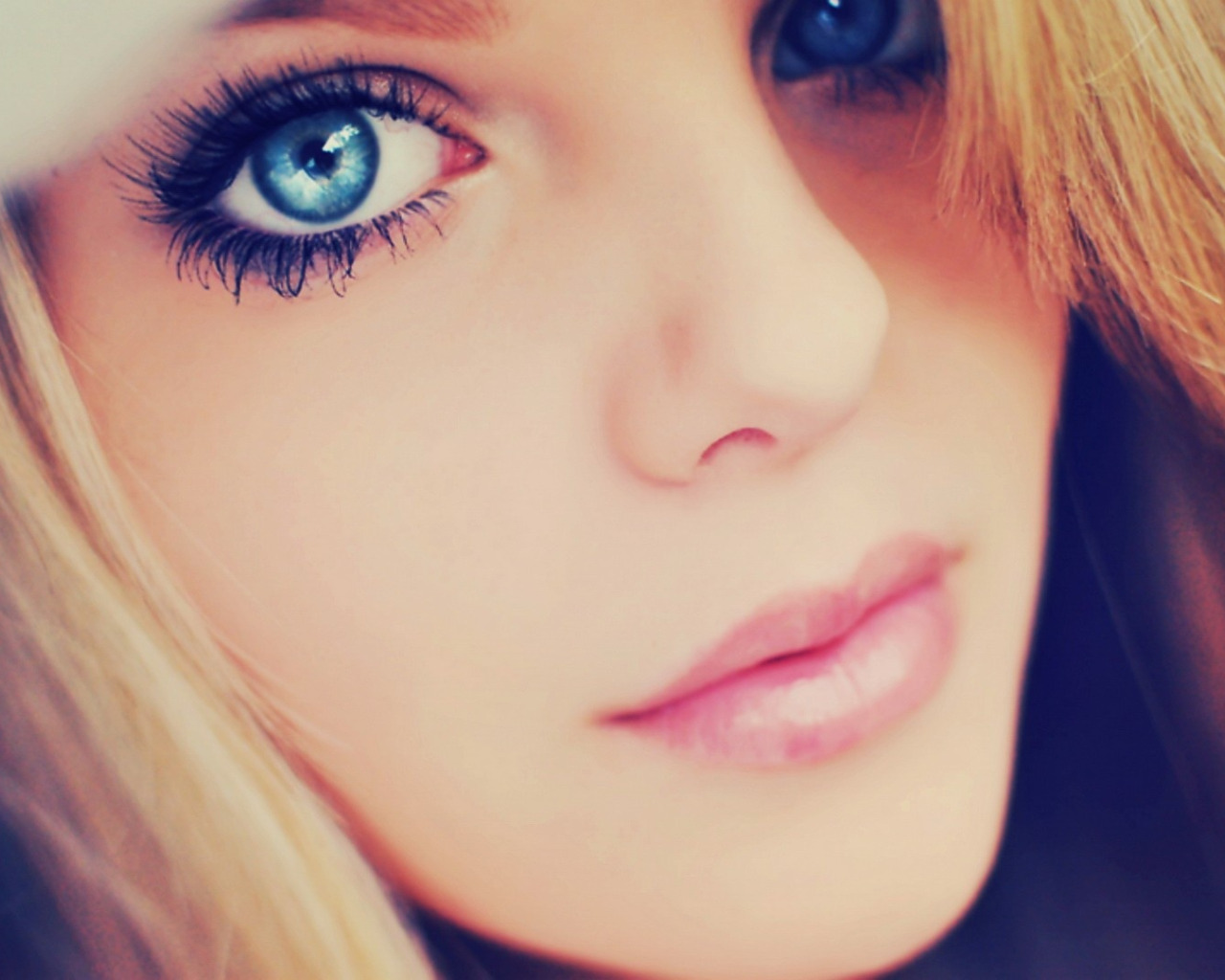 Миленькая блондинка. Блондинка с голубыми глазами. Блондинка с синими глазами. Девушка с синими глазами.