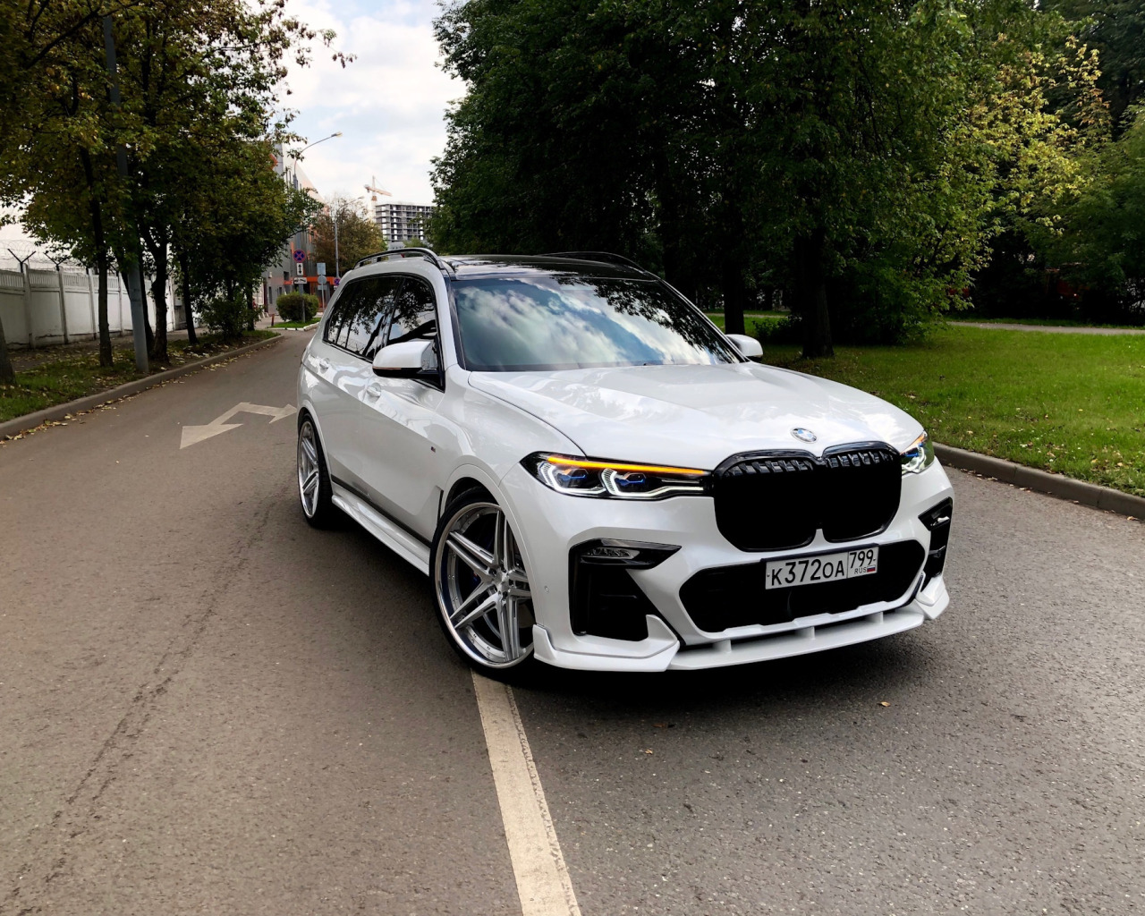 Скачать обои дорога, car, машина, улица, BMW, внедорожник, white, диски,  раздел bmw в разрешении 1280x1024