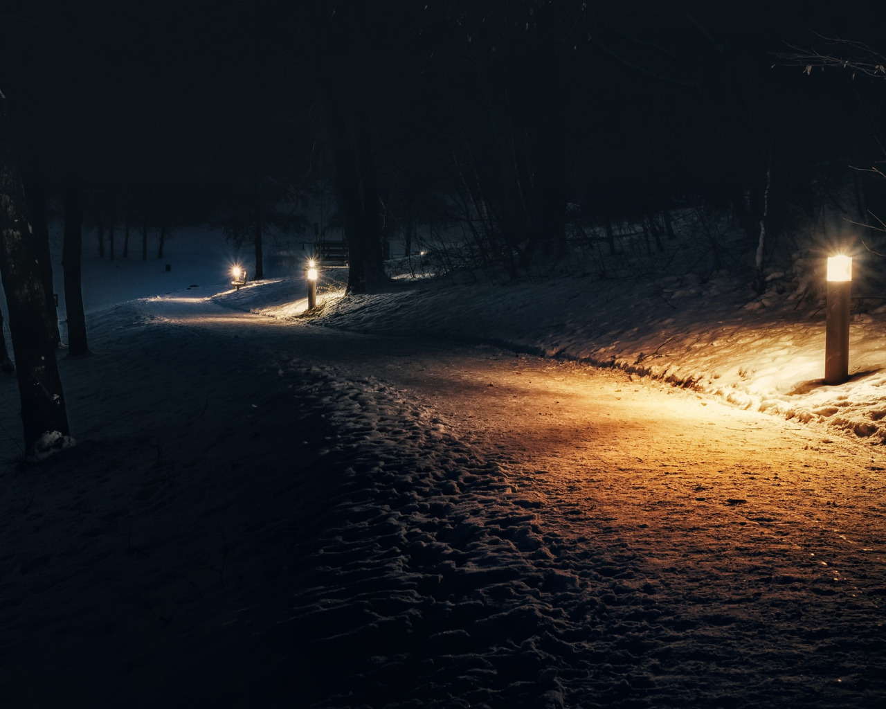 Снег ночью. Зимняя ночь. Ночная улица. Сугробы ночью.