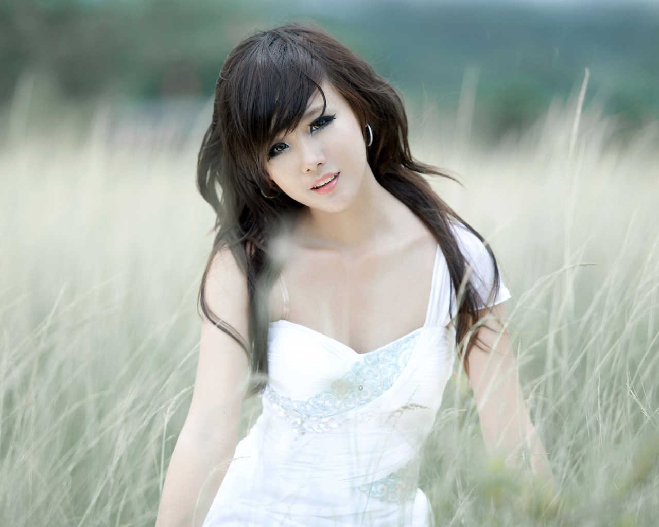 Красивые азиатские девушки. Корейские девушки на природе. Красивые японки обои. Красивые азиатские девушки с большими.