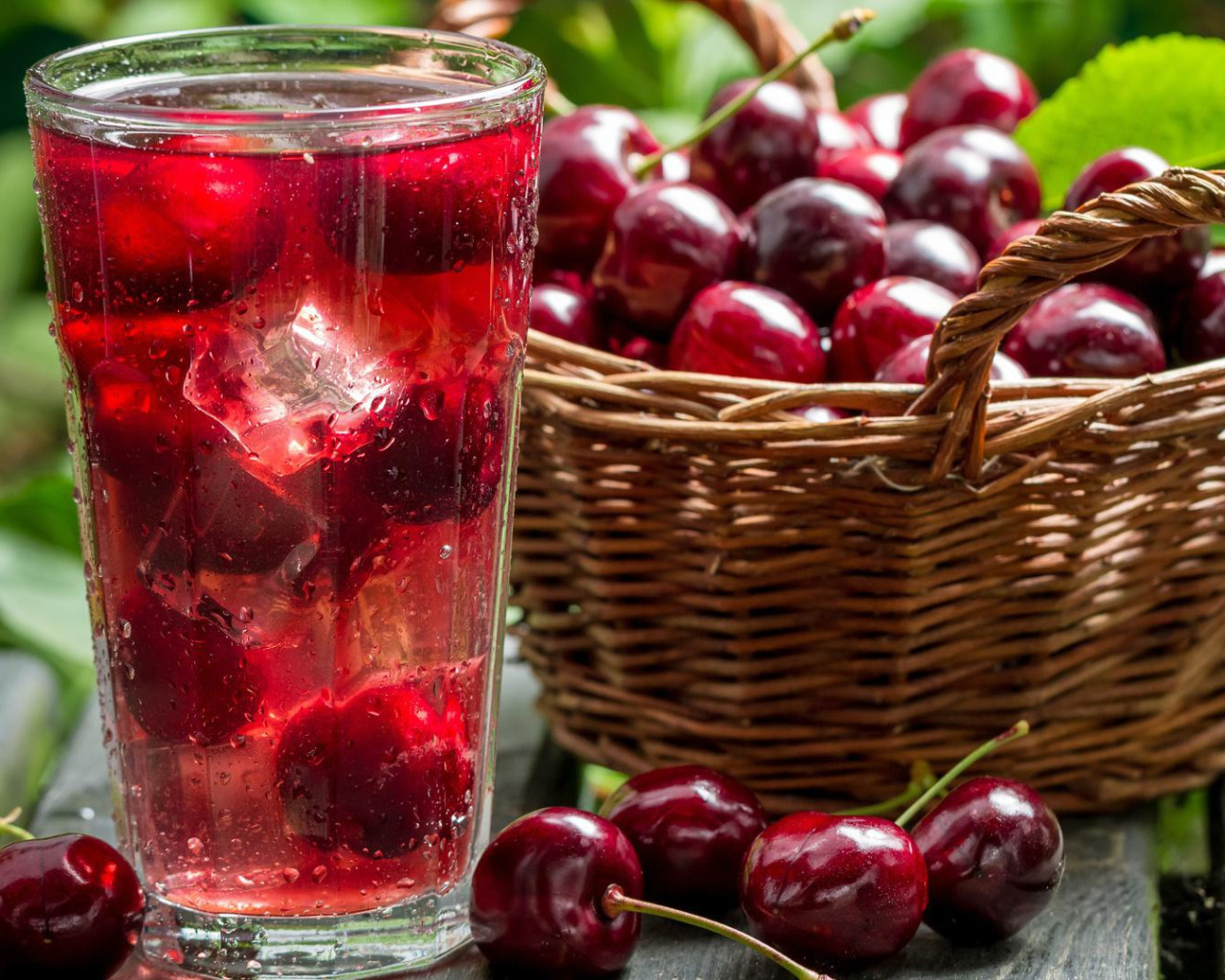 Cherry drink. Вишневый сок. Сок о! Вишня. Морс. Морс из ягод.