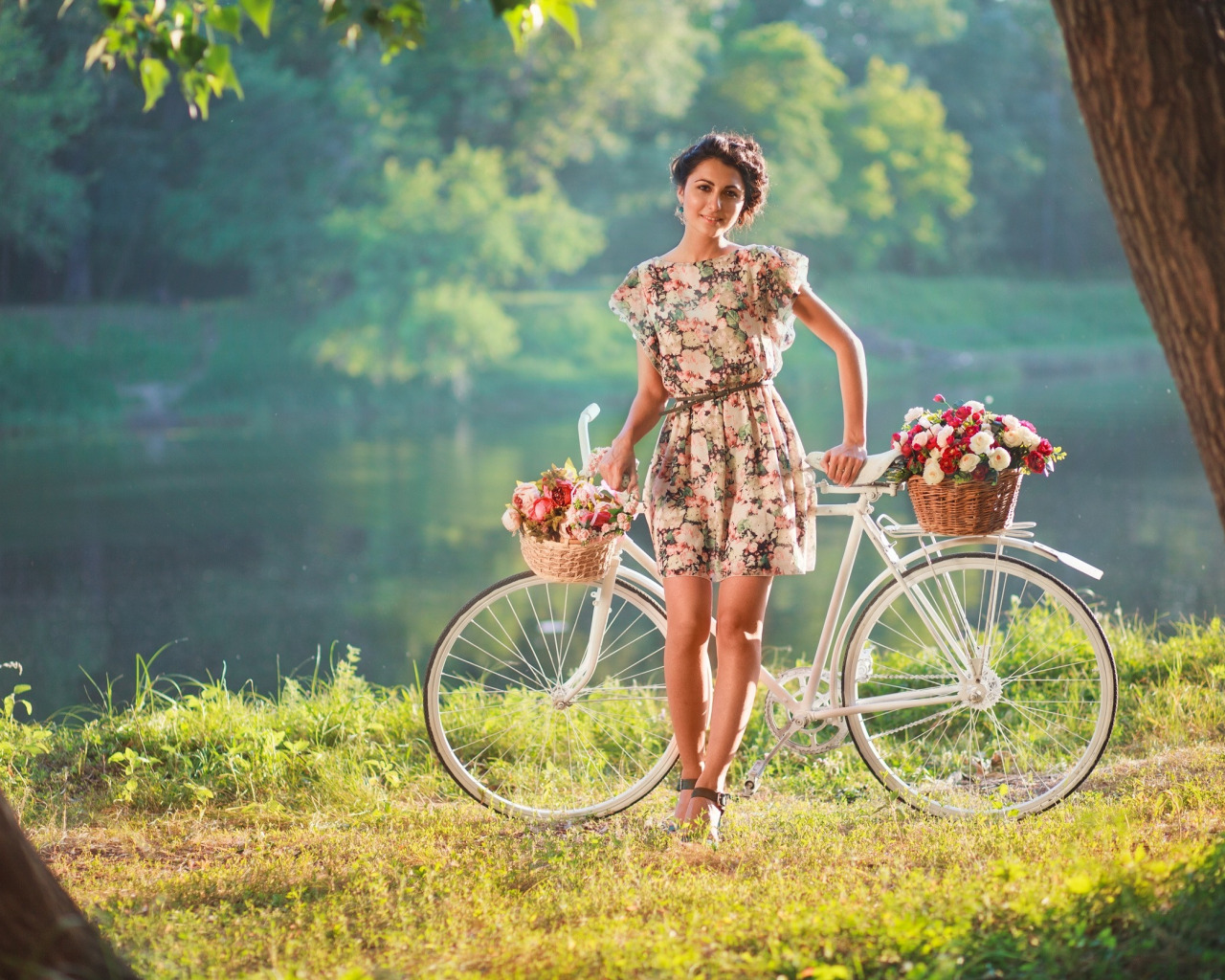 Фотосессия на природе. Велосипед с корзиной цветов. Фотосессия с велосипедом. Красивые велосипеды.