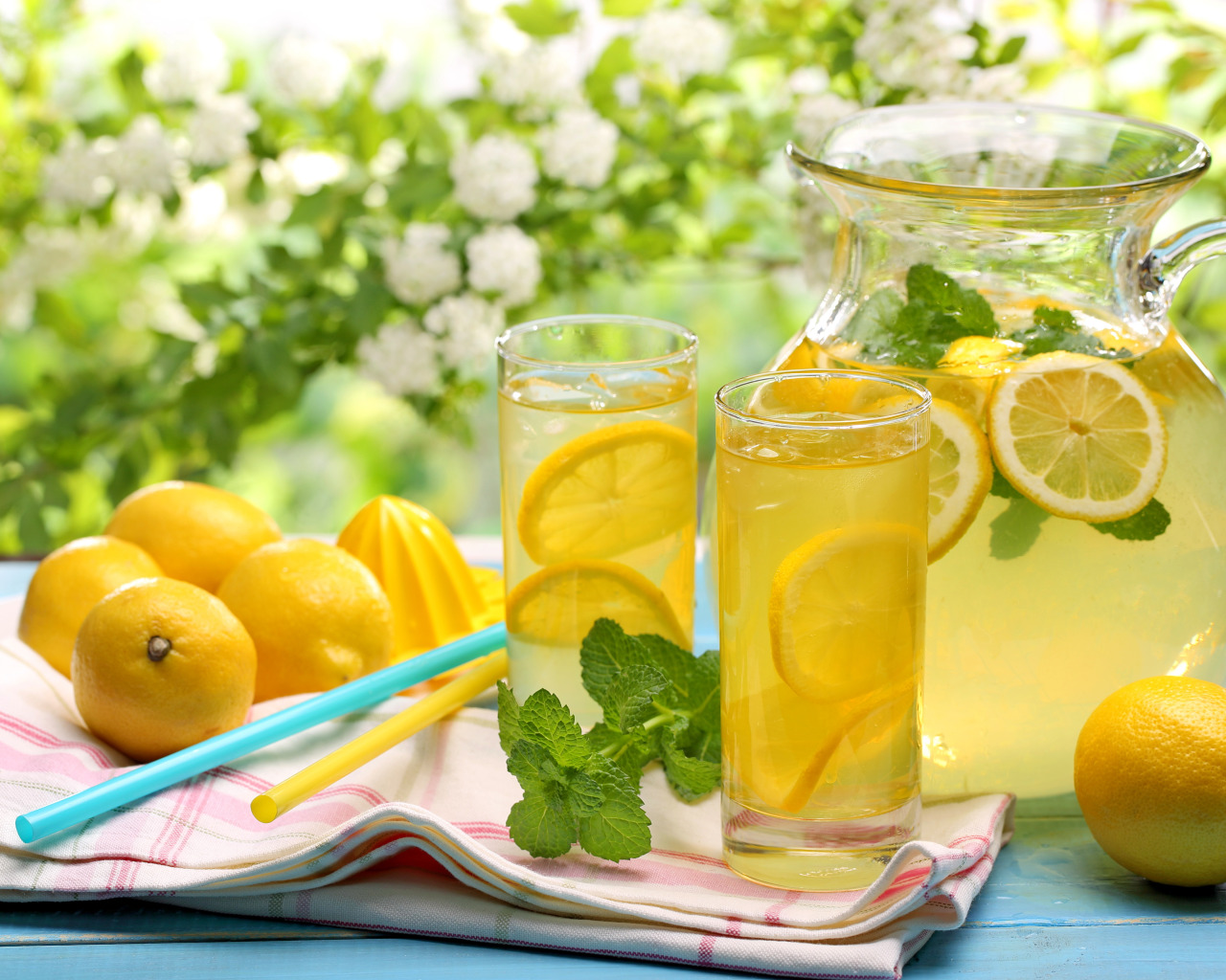 Домашний лимонад рецепт из лимонов и мяты. Лимонад. Летние напитки. Лимонад в кувшине. Сок.