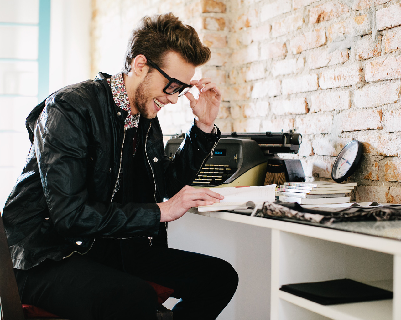 Best man wins. American Typewriter Glasses. Typewriter Glasses. Windows with Glasses. Glass Windows.