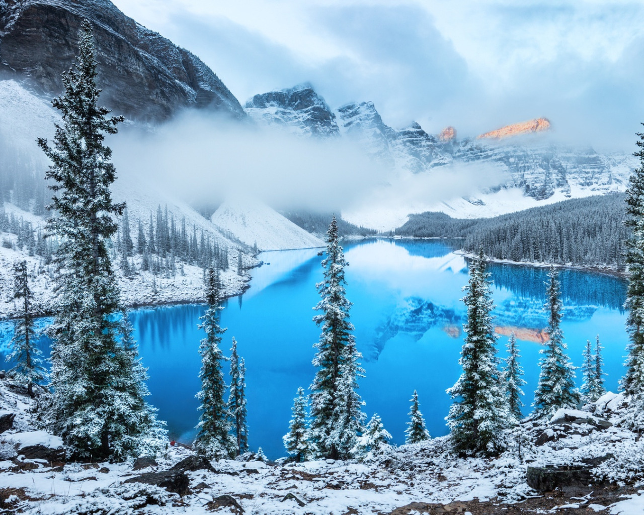 Дом синие горы. Озеро Морейн зимой. Озеро Морейн в Канаде зимой. Зимние горы.