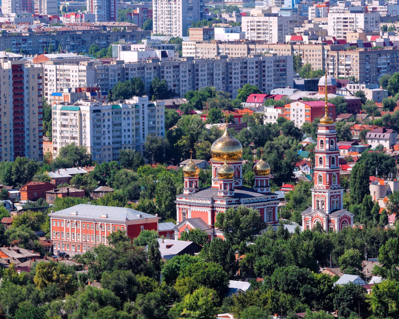 Скачать обои солнце, деревья, дома, крыши, церковь, Россия, вид сверху,  Саратов, раздел город в разрешении 1280x1024