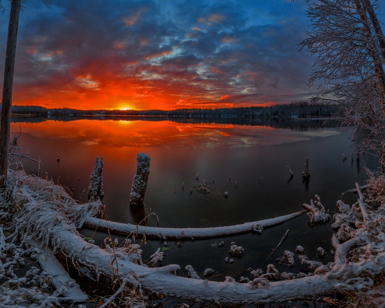 1 месяц в озере. Виштынецкое озеро зимой. Зима закат. Красивый закат зимой. Рассвет зимой.