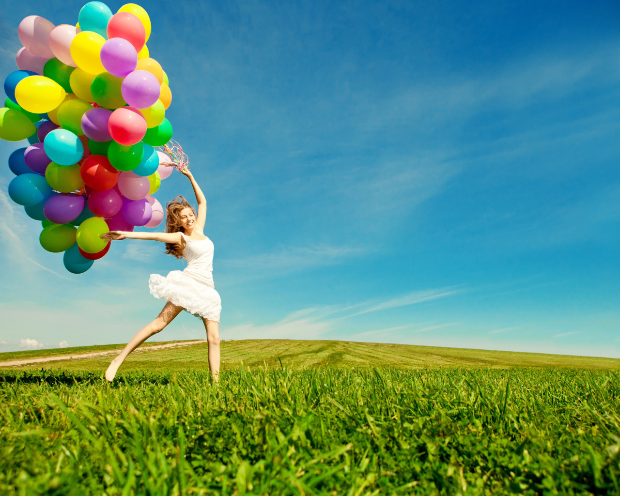 Женщина на воздушном шаре. Девушка с воздушными шарами. Счастливая девушка с шарами. Человек с воздушным шариком. Открытка воздушные шарики.