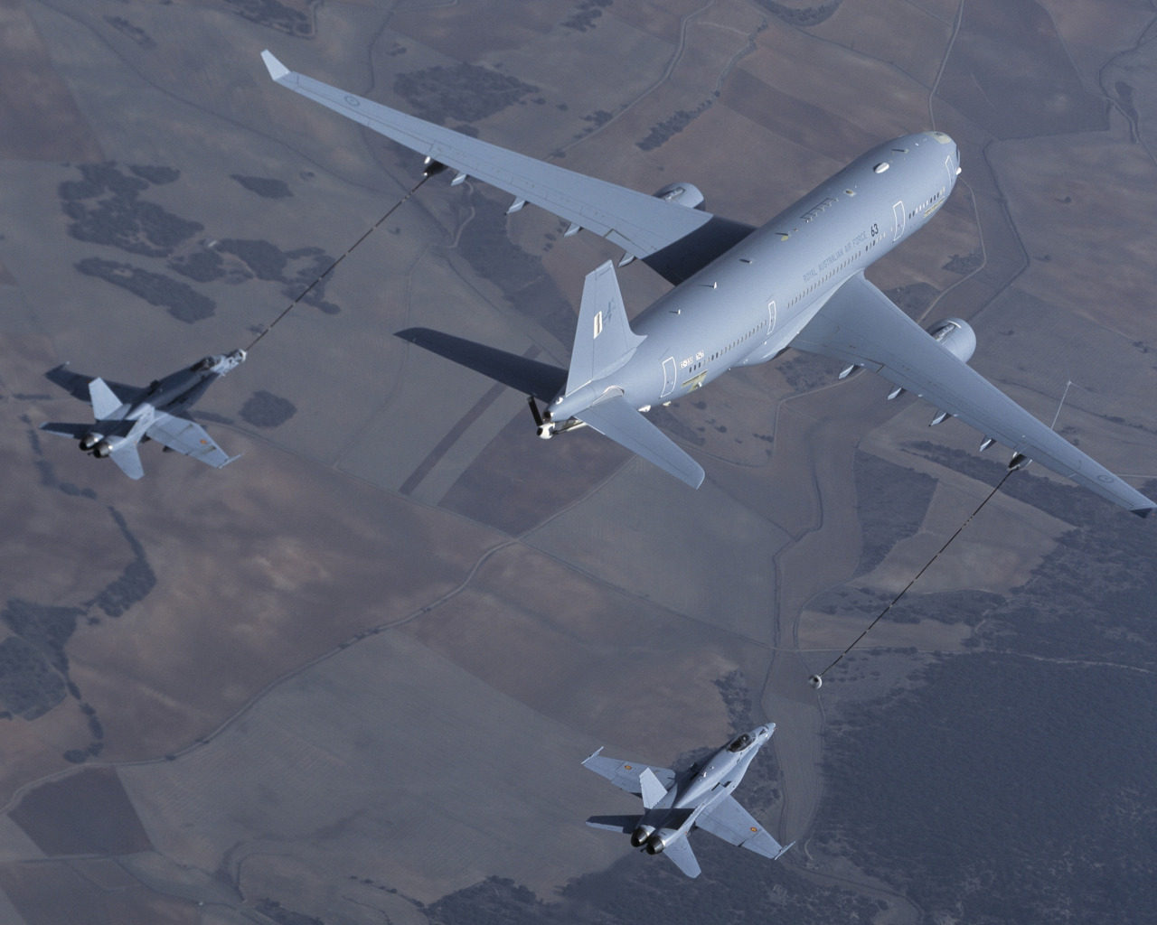 Airbus kc2. F/A-18 дозаправка. Эйрбас истребители. Заправка самолета в воздухе. VC 10 MRTT.