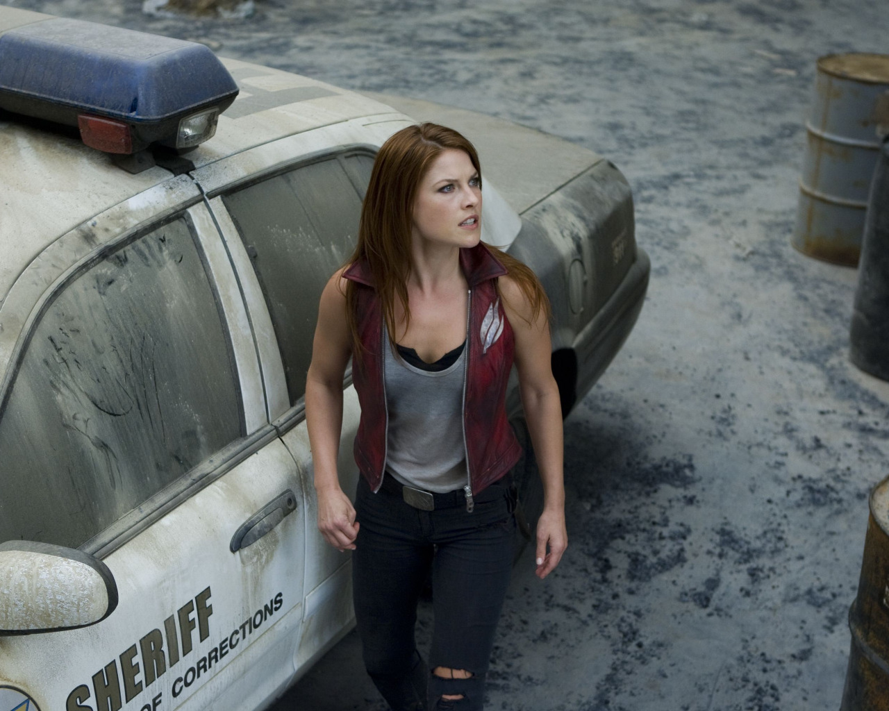 Скачать обои машина, поза, Эли Лартер, Ali Larter, Клэр Редфилд, Resident  Evil: Afterlife, Claire redfield, Обитель зла в 3D: Жизнь после смерти,  раздел фильмы в разрешении 1280x1024