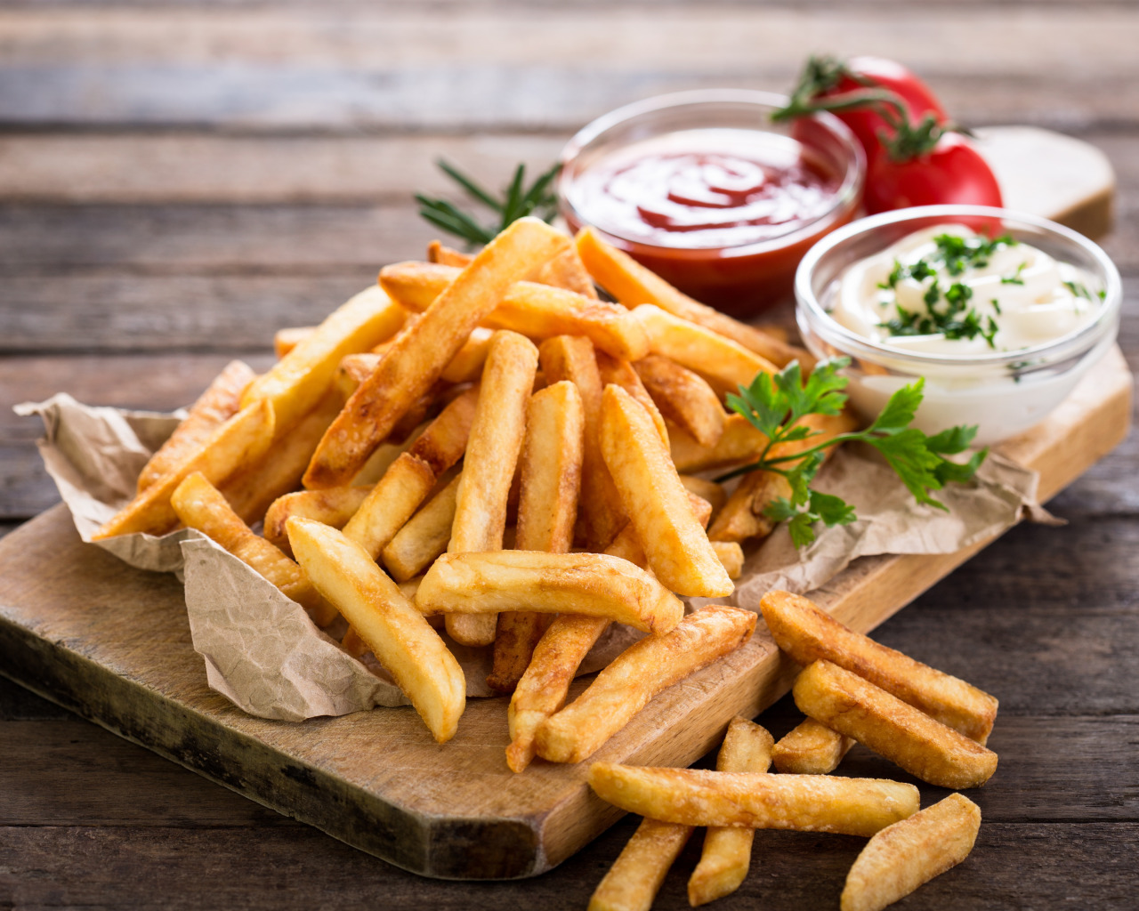 Friends fries. Картофель-фри (French Fry). Картошка фри аппетитная. Картошка Рик. Фри с соусом.