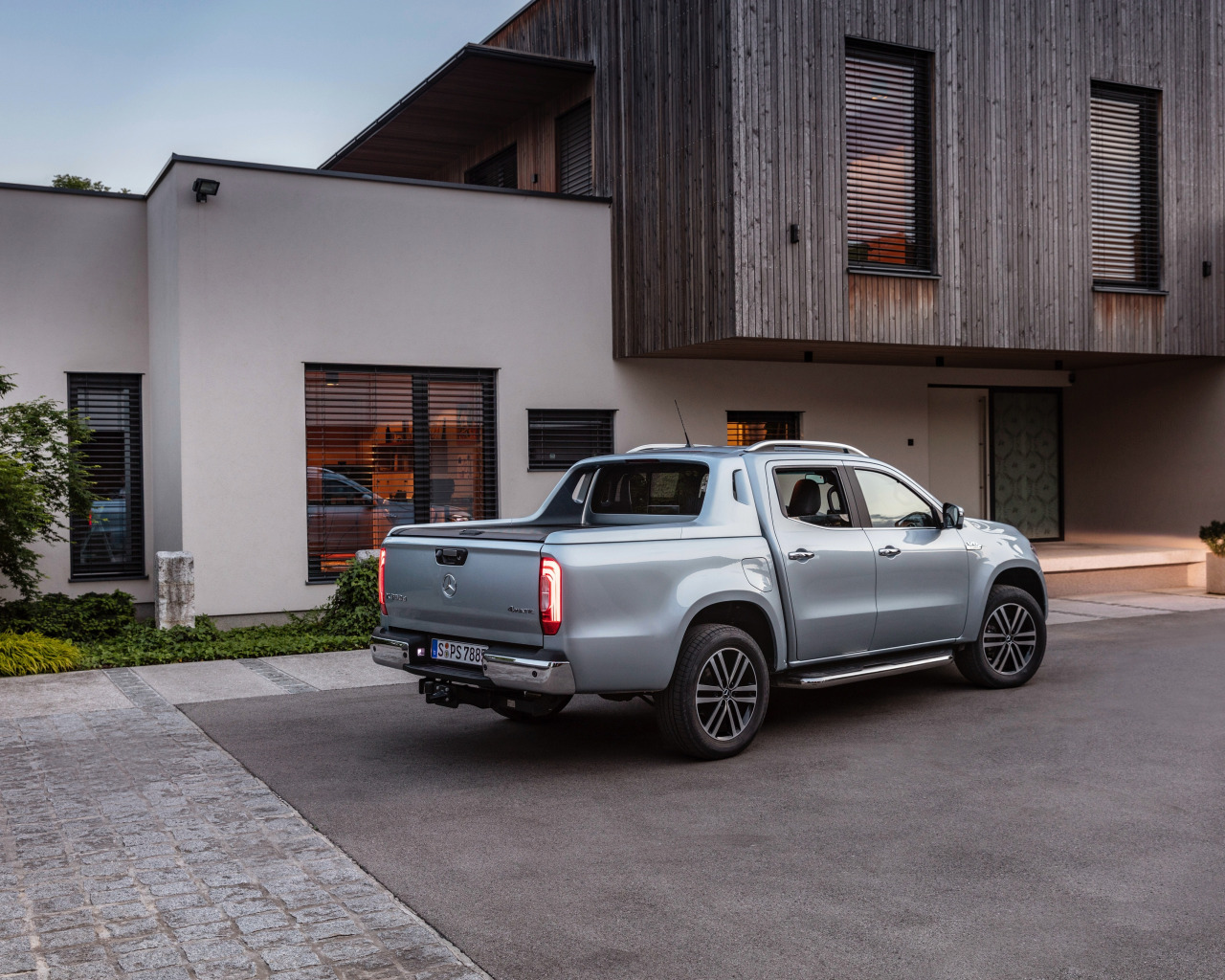 Скачать обои Mercedes-Benz, пикап, 2018, у дома, X-Class, серо-серебристый,  раздел mercedes в разрешении 1280x1024