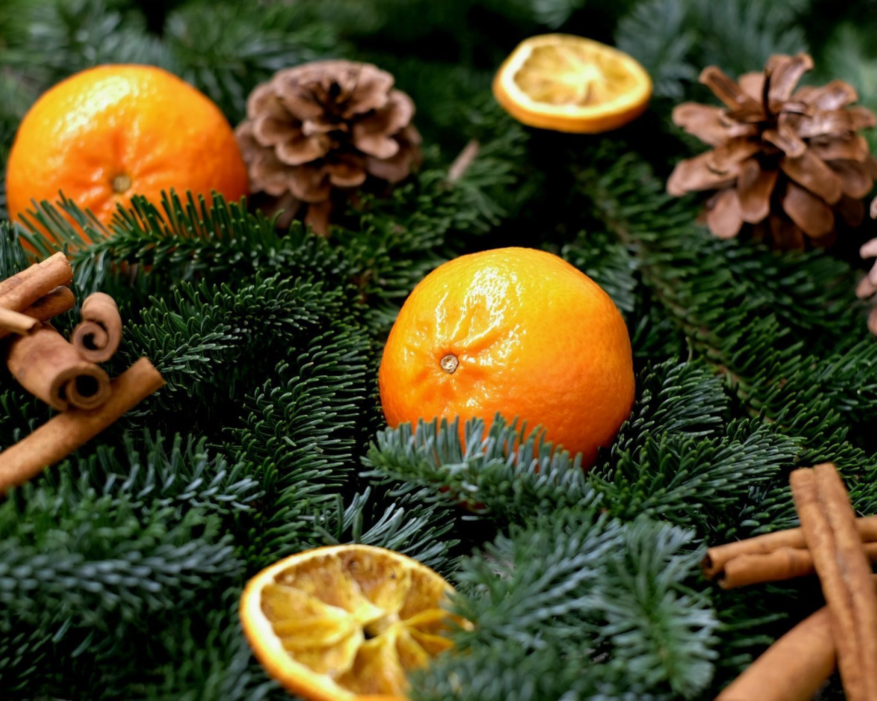 Мандарины новый год. Мандарины и елка. Мандарины на новогоднем столе. Апельсины новый год. Новогодний фрукт