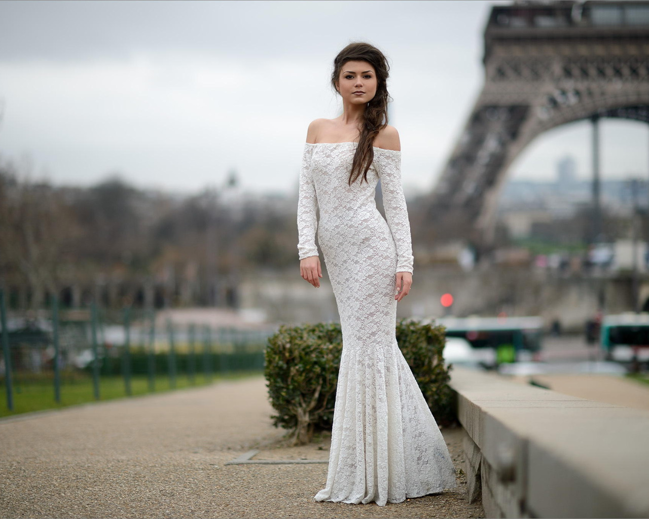 Платья paris. Свадебное платье Париж. Платья Свадебные из Парижа. Платье Эйфелева башня. Платья 2023.