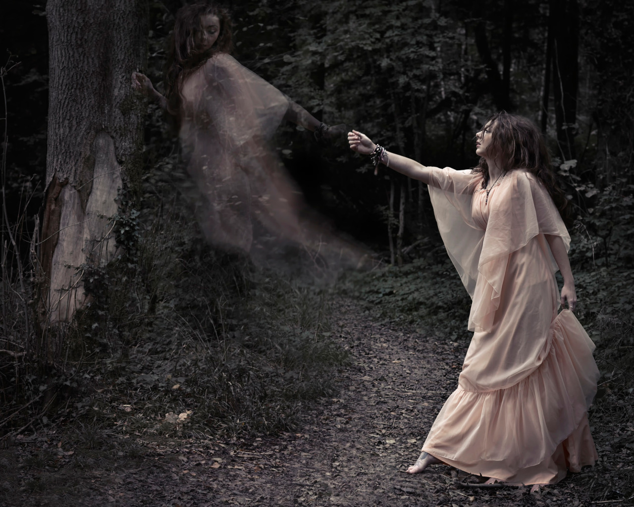 Призрак женщины в лесу. Мистическая фотосессия. Призрак девушки в лесу. Призрак девушки Эстетика. Девушка увидела в душе