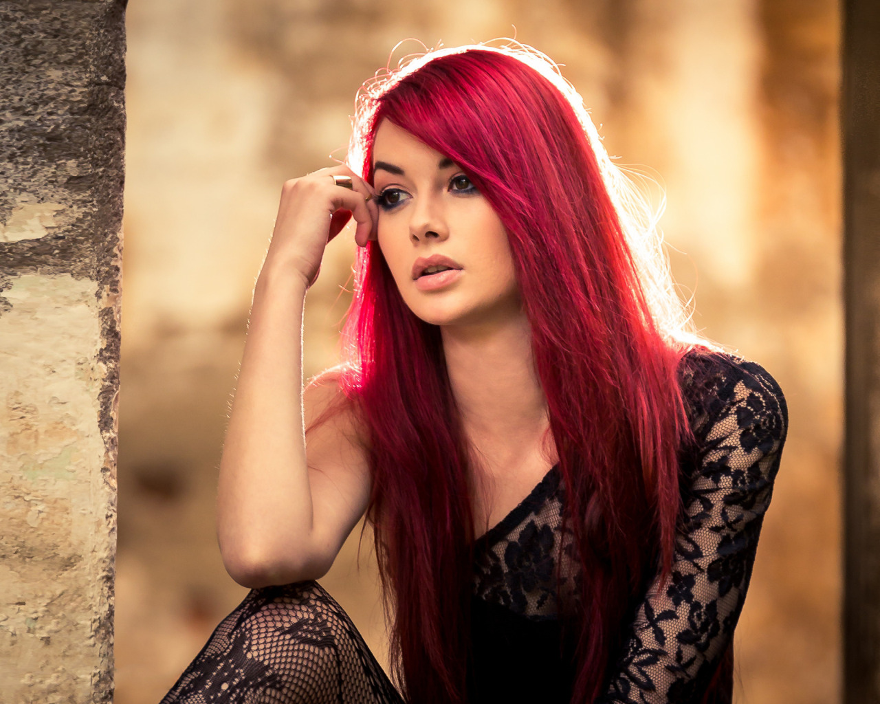 Девушка с красными волосами фото. Скарлет Тейлор с красными волосами. Ариэль Пайпер красные волосы.