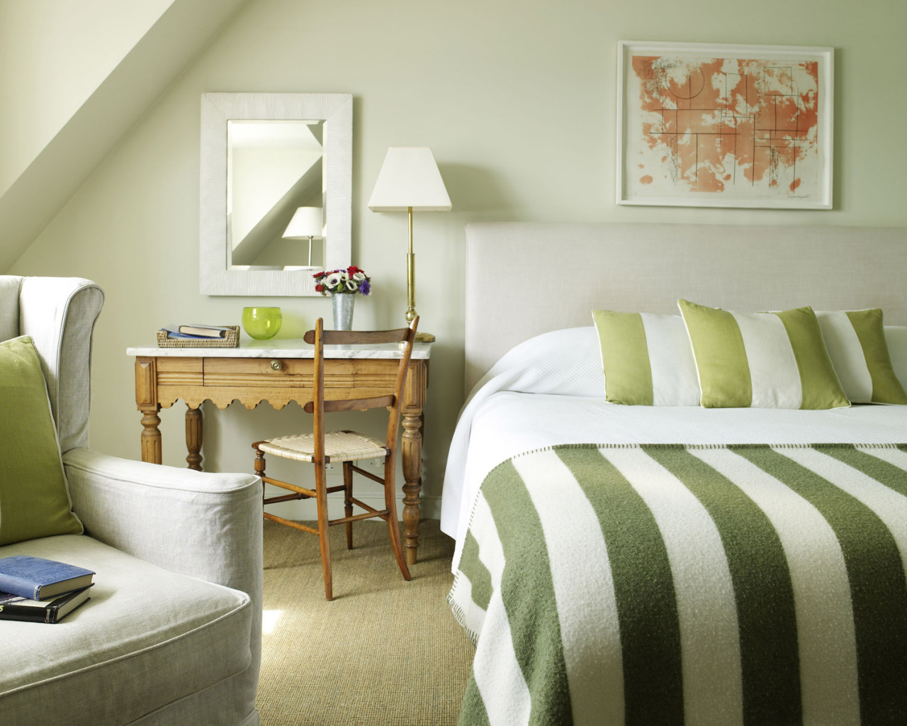 Спальня в пастельных зеленых тонах