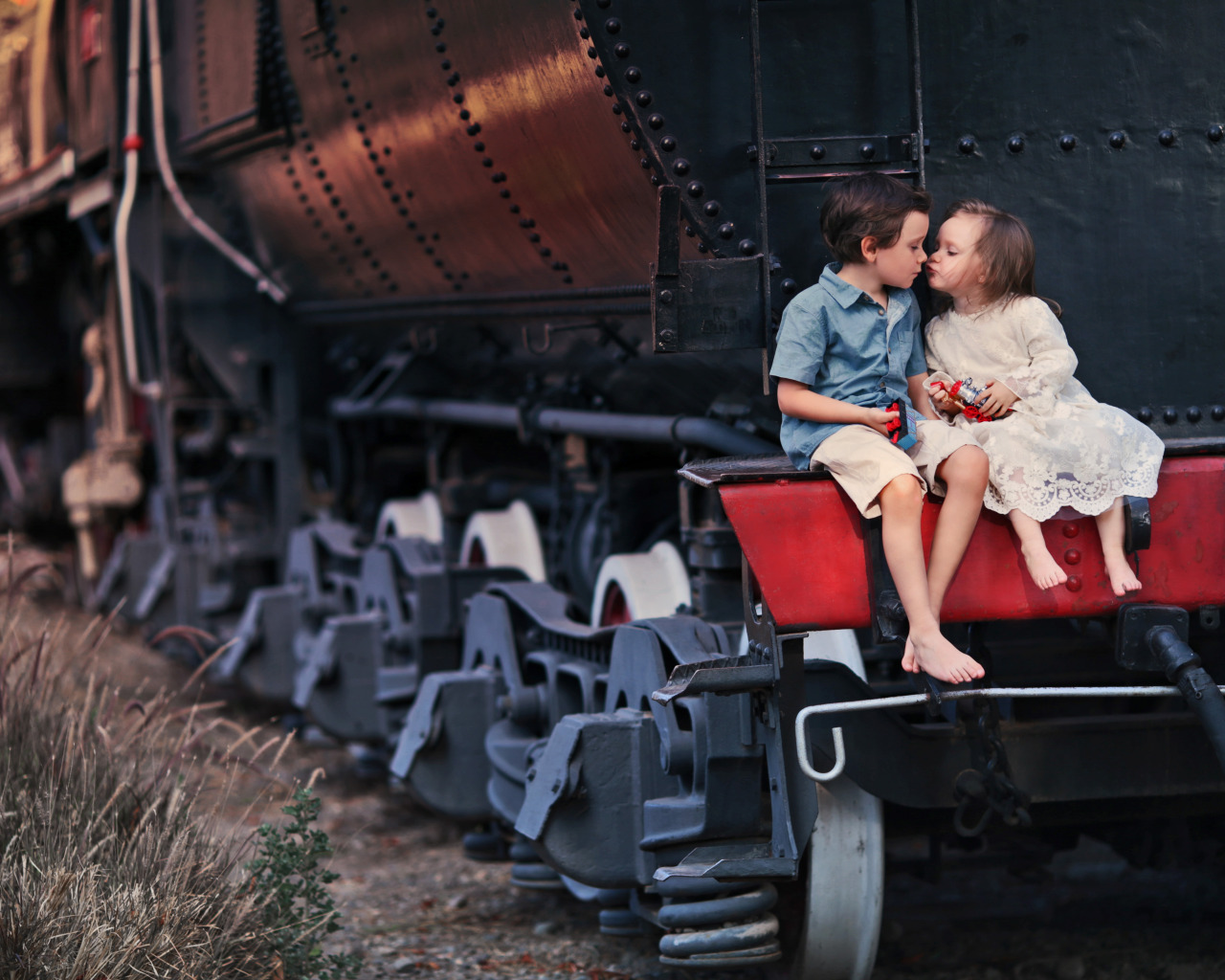 Мальчики поезд с мамой. Фотосессия с паровозом. Поцелуй паровоз. Паровозик девочка. Паровоз для детей.