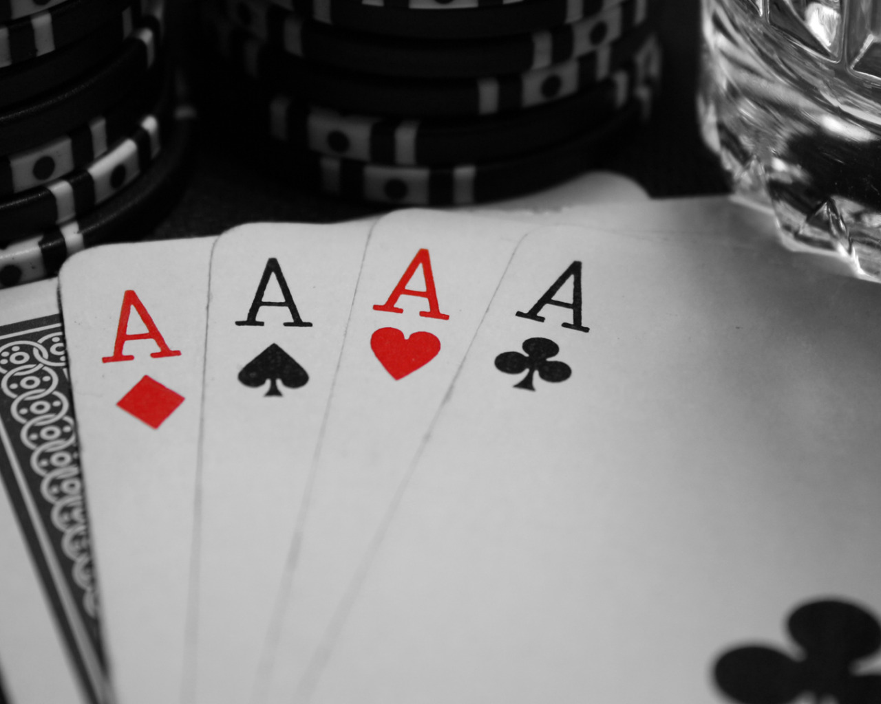 Правила игры черно белое. Бадуги Покер. Покер обои. Покер картинки на рабочий стол. Игральные карты.